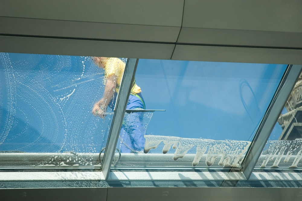 Professionel rengøring af glasfacade med moderne udstyr – perfekt til store vinduespartier.