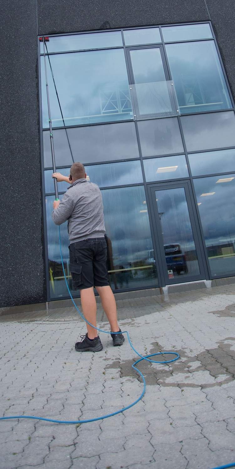 Vinduespudser i gang i Værløse med vaskeanlæg og professionel service